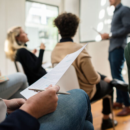 Unterricht-Termine Mehrere erwachsene Personen sitzen in einer Unterrichtssituation